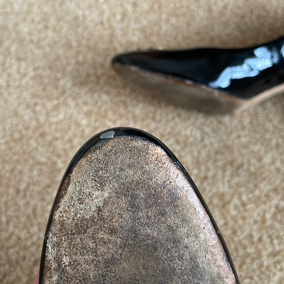 Tory Burch Black Patent Leather Pumps with Gold Logo - Picture 5 of 8